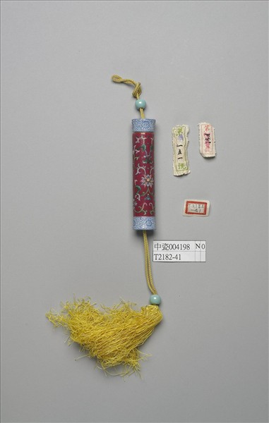 粉彩紅地番蓮紋牙籤筒