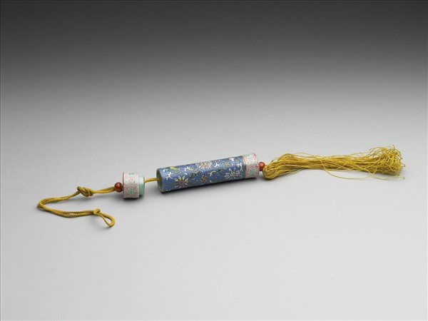 粉彩藍地番蓮紋牙籤筒