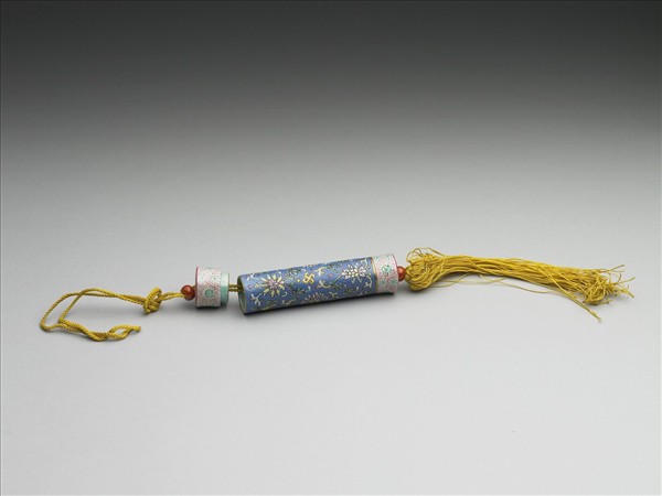 粉彩藍地番蓮紋牙籤筒