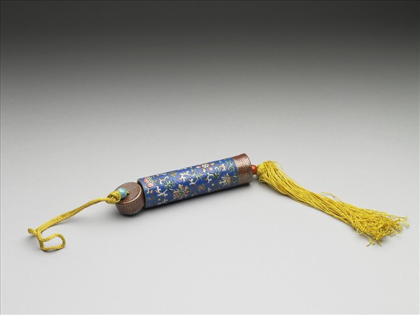 粉彩藍地番蓮紋牙籤筒