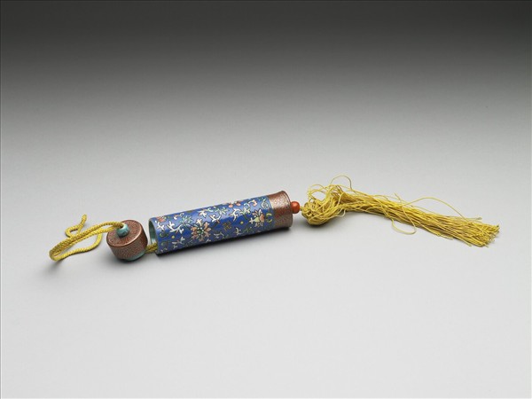粉彩藍地番蓮紋牙籤筒