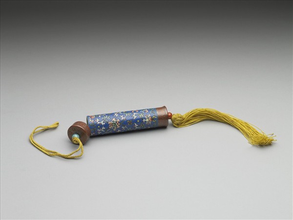 粉彩藍地番蓮紋牙籤筒