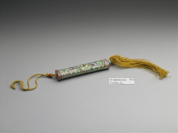 粉彩綠地番蓮紋牙籤筒
