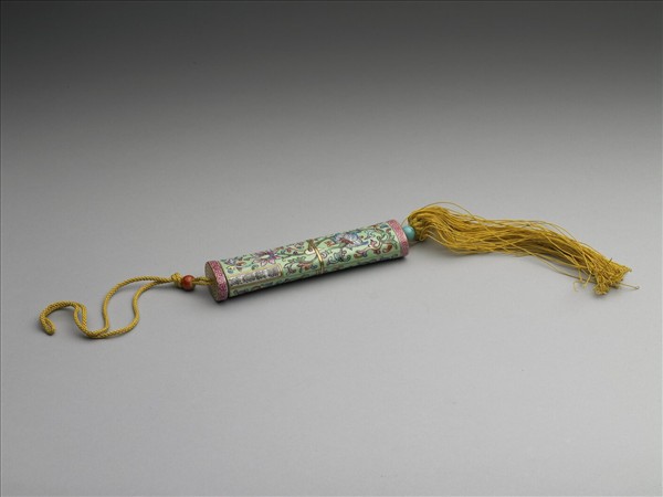 粉彩綠地番蓮紋牙籤筒