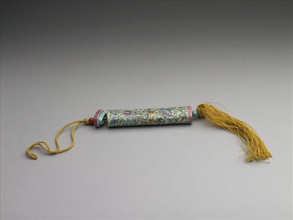 粉彩綠地番蓮紋牙籤筒