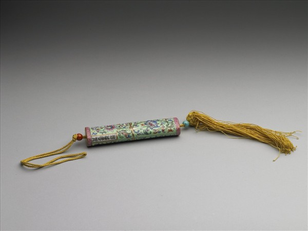 粉彩綠地番蓮紋牙籤筒