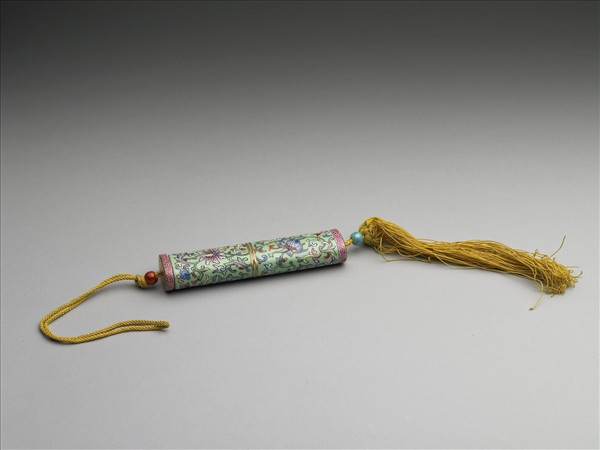 粉彩綠地番蓮紋牙籤筒