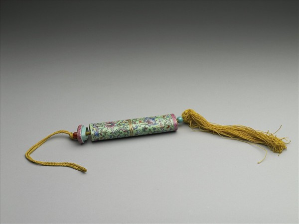 粉彩綠地番蓮紋牙籤筒