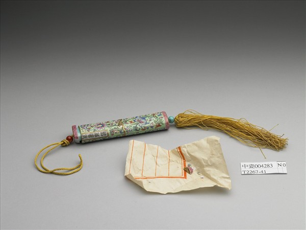 粉彩綠地番蓮紋牙籤筒