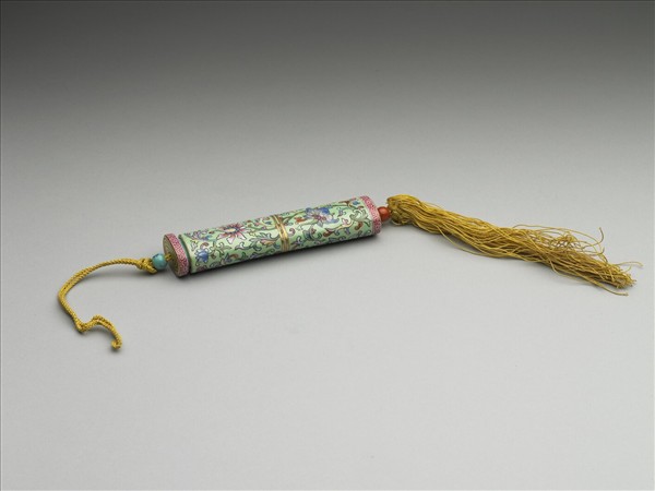 粉彩綠地番蓮紋牙籤筒
