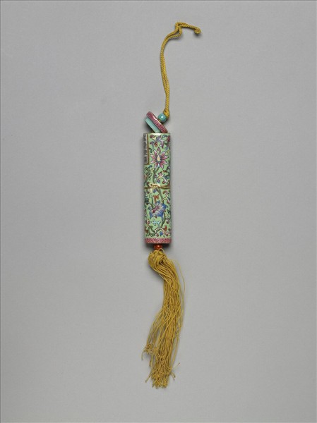 粉彩綠地番蓮紋牙籤筒