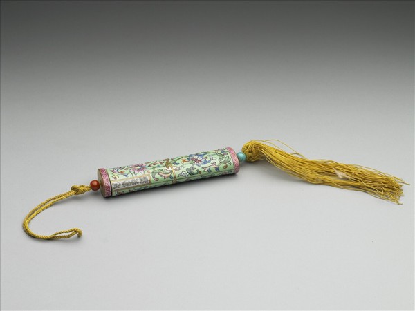 粉彩綠地番蓮紋牙籤筒
