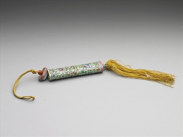 粉彩綠地番蓮紋牙籤筒