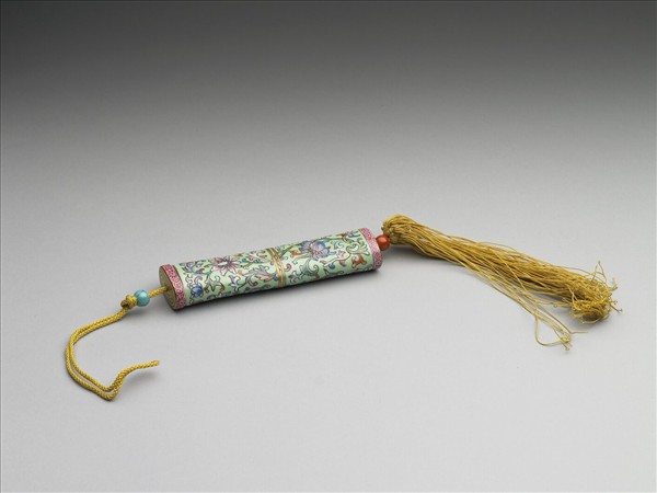 粉彩綠地番蓮紋牙籤筒