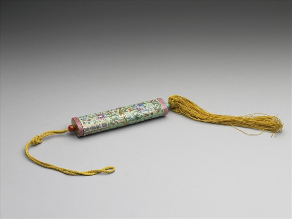 粉彩綠地番蓮紋牙籤筒
