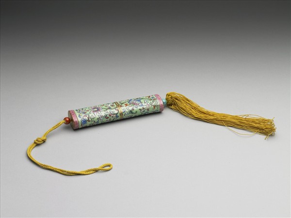 粉彩綠地番蓮紋牙籤筒