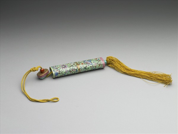 粉彩綠地番蓮紋牙籤筒