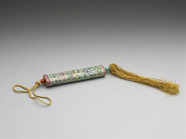 粉彩綠地番蓮紋牙籤筒