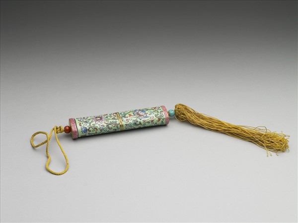 粉彩綠地番蓮紋牙籤筒