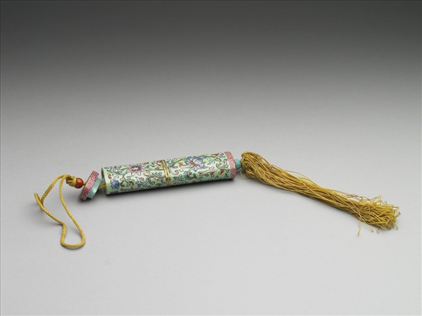 粉彩綠地番蓮紋牙籤筒