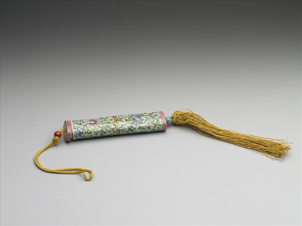 粉彩綠地番蓮紋牙籤筒
