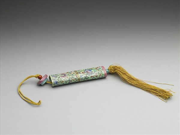 粉彩綠地番蓮紋牙籤筒