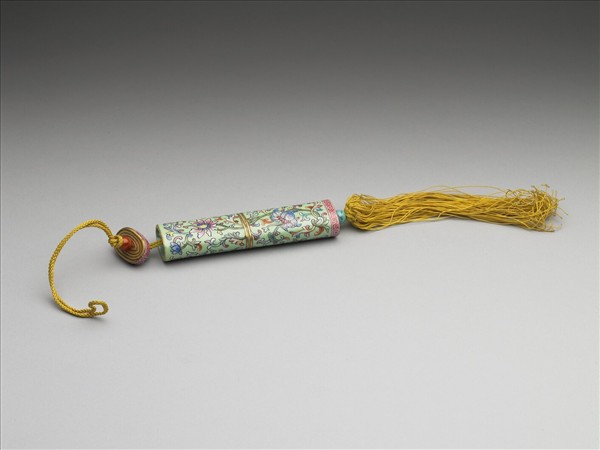 粉彩綠地番蓮紋牙籤筒