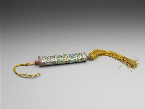 粉彩綠地番蓮紋牙籤筒