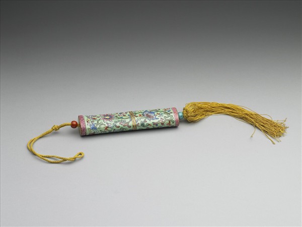 粉彩綠地番蓮紋牙籤筒