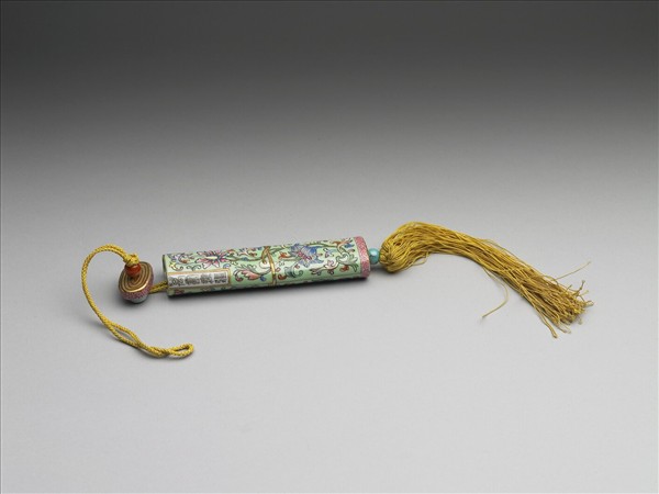 粉彩綠地番蓮紋牙籤筒