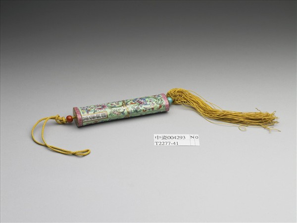 粉彩綠地番蓮紋牙籤筒
