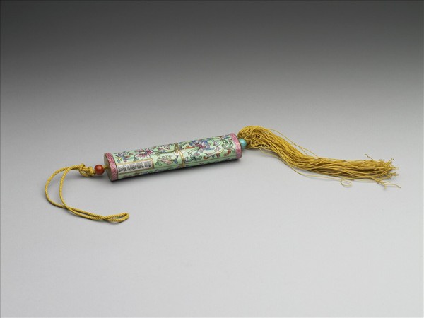 粉彩綠地番蓮紋牙籤筒