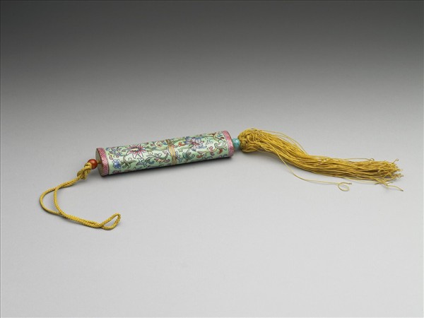 粉彩綠地番蓮紋牙籤筒