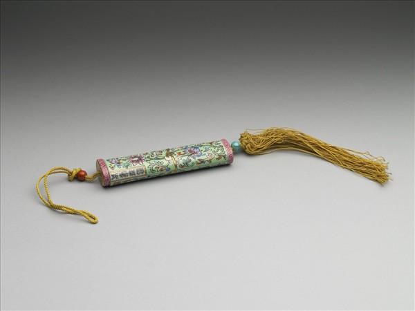 粉彩綠地番蓮紋牙籤筒