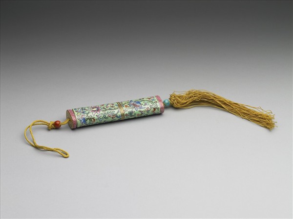 粉彩綠地番蓮紋牙籤筒