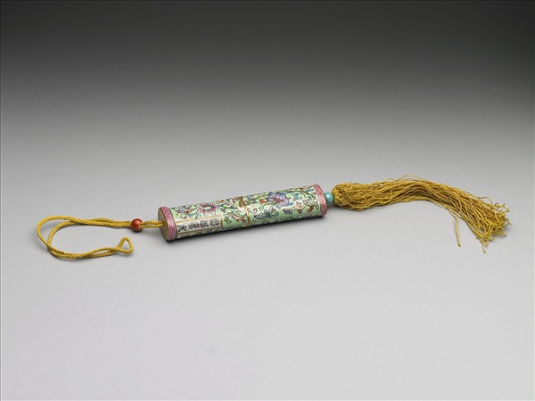 粉彩綠地番蓮紋牙籤筒