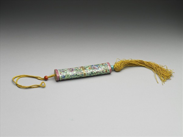 粉彩綠地番蓮紋牙籤筒