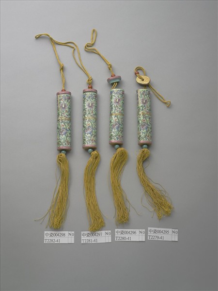 粉彩綠地番蓮紋牙籤筒