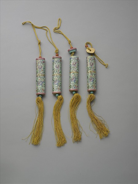 粉彩綠地番蓮紋牙籤筒