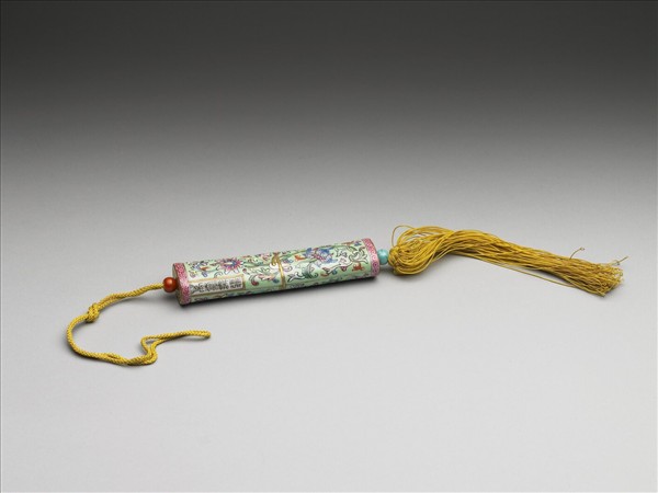 粉彩綠地番蓮紋牙籤筒