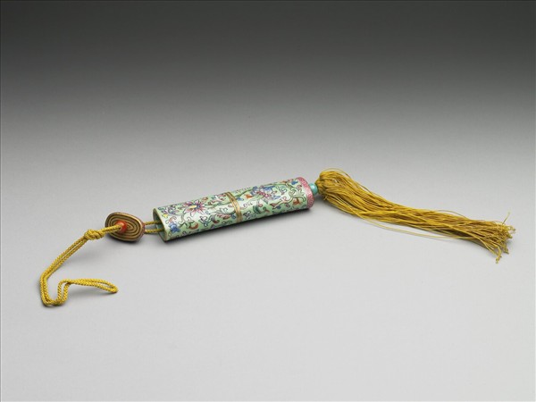 粉彩綠地番蓮紋牙籤筒
