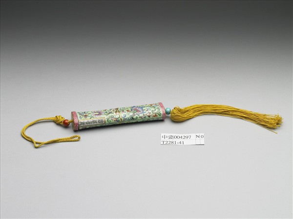 粉彩綠地番蓮紋牙籤筒