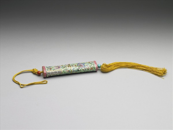 粉彩綠地番蓮紋牙籤筒