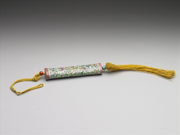 粉彩綠地番蓮紋牙籤筒