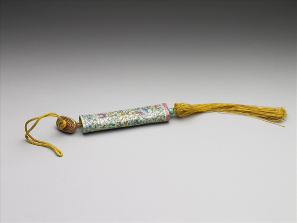 粉彩綠地番蓮紋牙籤筒