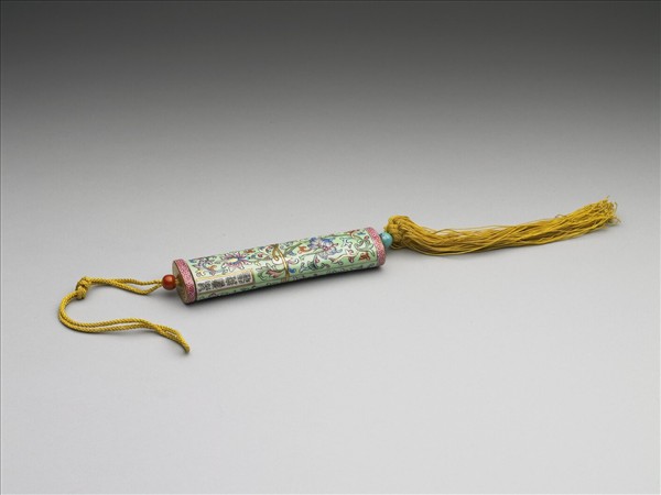 粉彩綠地番蓮紋牙籤筒
