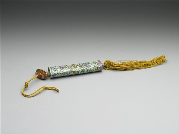 粉彩綠地番蓮紋牙籤筒