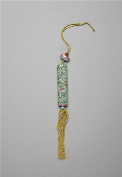 粉彩綠地番蓮紋牙籤筒