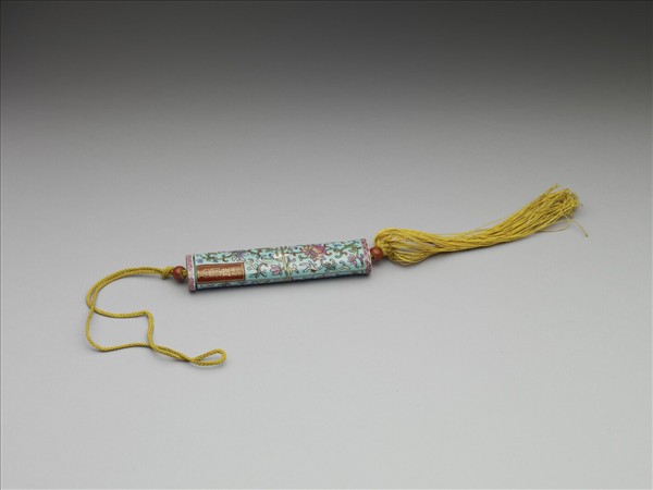 粉彩湖綠地纏枝花卉紋牙籤筒