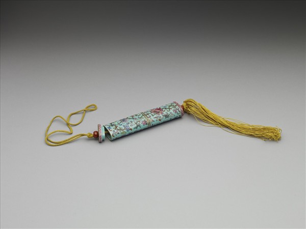 粉彩湖綠地纏枝花卉紋牙籤筒